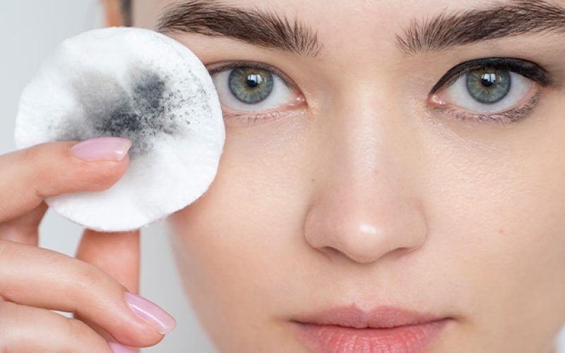 Dormiu de maquiagem? Saiba o perigo!